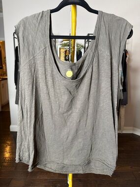 Relaxed Scoop Muscle Tee in Heather Army Green